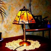 7. lampka witrazowa klasyczna zapalona